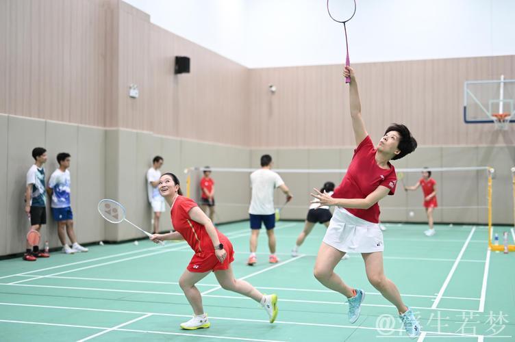 羽毛球趣味竞技:亲临体育活动 羽毛球趣味竞技:亲临体育活动